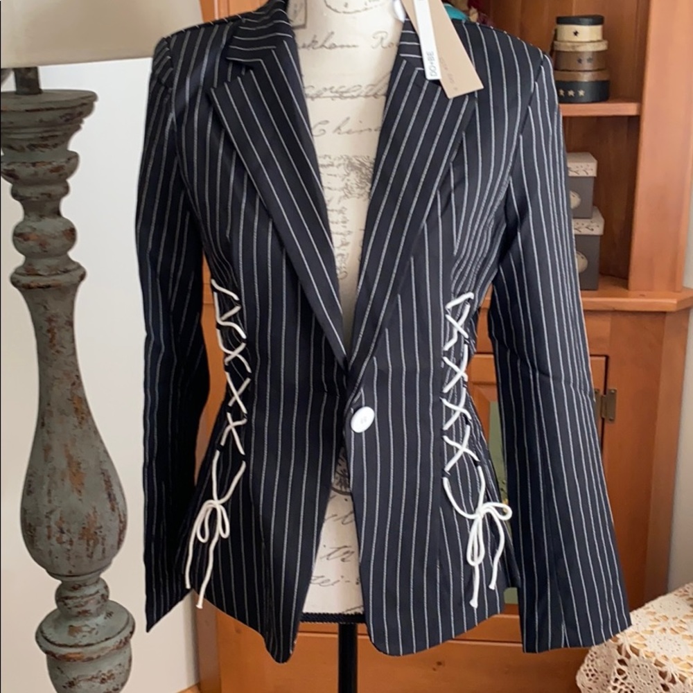 Beautiful Blazer - Picture 3 of 10